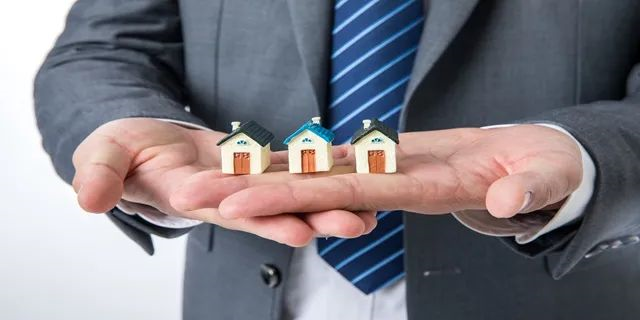 住宅70年，公寓40年，別墅50年，商業(yè)40年，到期后可以續(xù)期，不需申請，無前置條件，更不影響交易！