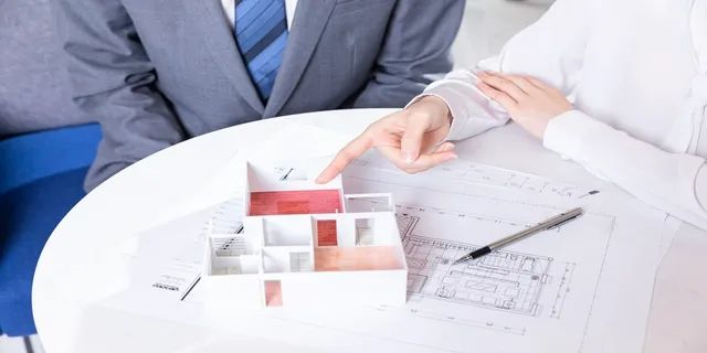 住宅70年，公寓40年，別墅50年，商業(yè)40年，到期后可以續(xù)期，不需申請，無前置條件，更不影響交易！