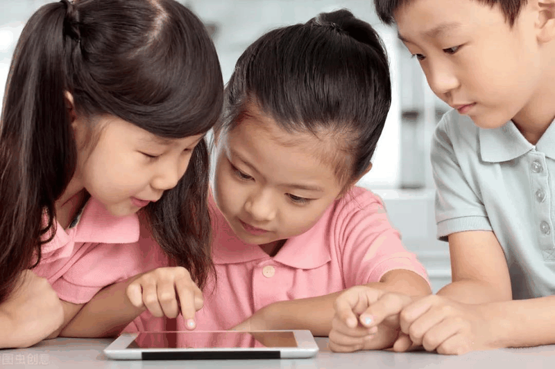 如何對(duì)付“手機(jī)ipad控”的孩子？跟著這位媽媽學(xué)，3招就夠了