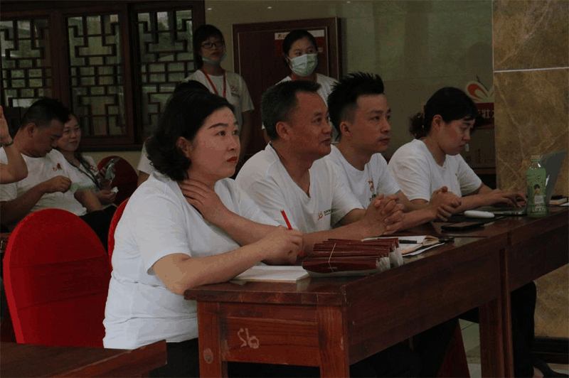 百年好房經(jīng)紀(jì)人三部曲：做人、做事、成交，每一曲都會(huì)讓客戶滿意！